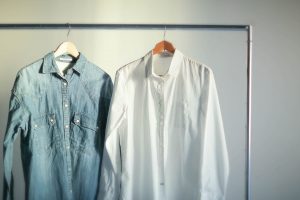 デニムシャツ、白シャツ
